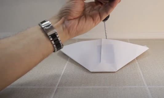 Вешаем бумажный конверт под сверло перед сверлением