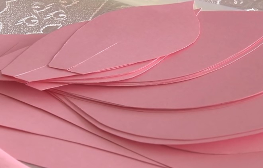 Лепестки бумажных цветов