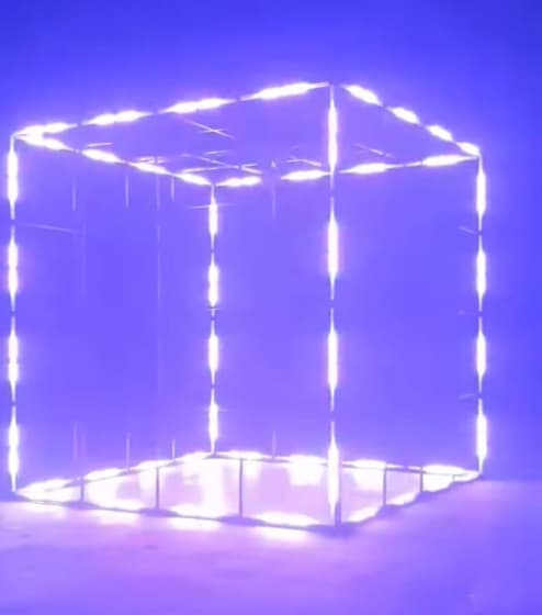 Куб из трубок с неоновой подсветкой
